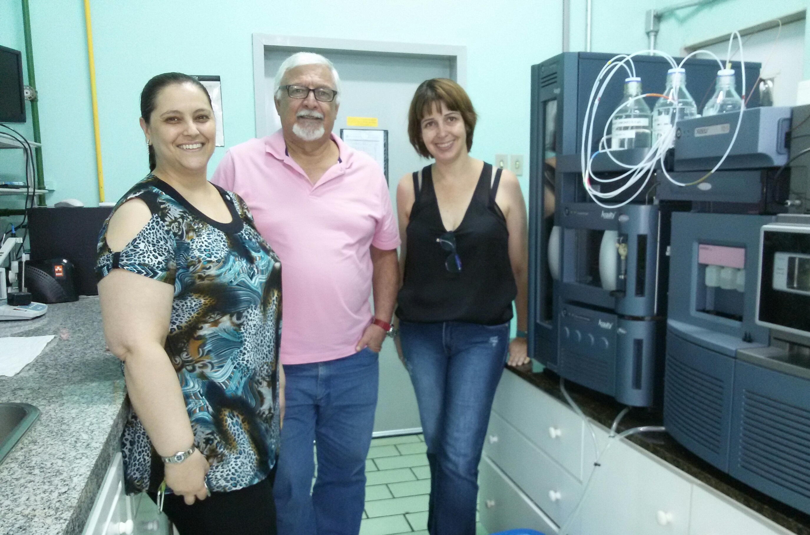 Dr. Francisco Pinilla entre as professoras Dra. Ionara Pizzutti ( Coordenadora do CEPARC) e Dra. Carmem Dickow Cardoso (Gerente da Qualidade).